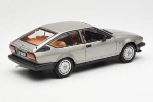 Alfa Romeo Alfetta GTV 2.0 Grigio Metallizzato AUTOart 1:18 70147 Pressofusione — immagine 3 di 8