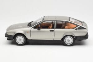Alfa Romeo Alfetta GTV 2.0 Grigio Metallizzato AUTOart 1:18 70147 Pressofusione — immagine 4 di 8