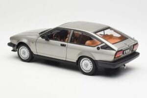 Alfa Romeo Alfetta GTV 2.0 Grigio Metallizzato AUTOart 1:18 70147 Pressofusione — immagine 7 di 8