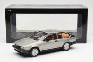 Alfa Romeo Alfetta GTV 2.0 Grigio Metallizzato AUTOart 1:18 70147 Pressofusione — immagine 8 di 8