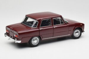 Alfa Romeo Giulia 1300 Rosso Scuro Minichamps 1:18 180120906 Pressofusione — immagine 3 di 8