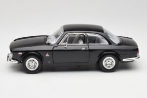 Alfa Romeo Giulia Sprint GTA Nero Road Signature 1:18 92348 Pressofusione — immagine 4 di 8