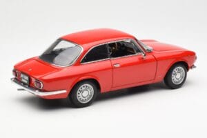 Alfa Romeo GT 1300 Junior LHD Rosso AUTOart 1:18 70131 Pressofusione — immagine 3 di 8