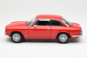 Alfa Romeo GT 1300 Junior LHD Rosso AUTOart 1:18 70131 Pressofusione — immagine 4 di 8