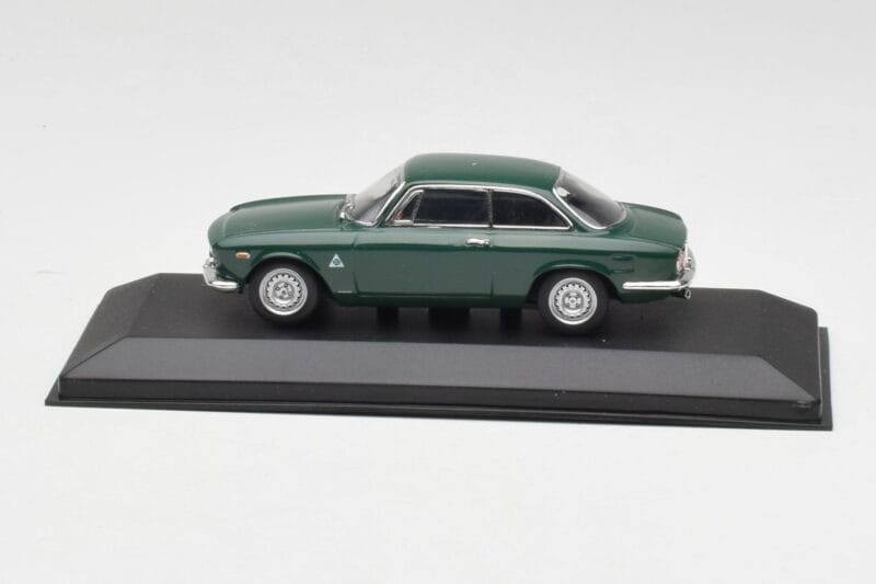 Alfa Romeo Giulia GTA 1300 Junior Verde Minichamps 1:43 ALFA010 Pressofusione