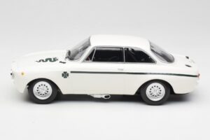 Alfa Romeo GTA 1300 Junior Bianco Minichamps 1:18 155120021 Pressofusione — immagine 3 di 6