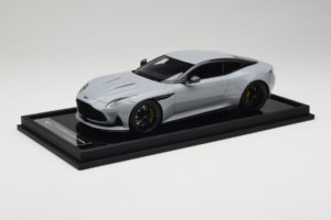 Aston Martin DB12 Nardo Gray MotorHelix 1:18 MH027NG Resina — immagine 2 di 7