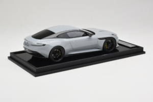 Aston Martin DB12 Nardo Gray MotorHelix 1:18 MH027NG Resina — immagine 3 di 7