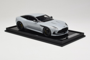 Aston Martin DB12 Nardo Gray MotorHelix 1:18 MH027NG Resina — immagine 4 di 7