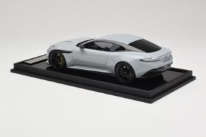 Aston Martin DB12 Nardo Gray MotorHelix 1:18 MH027NG Resina — immagine 5 di 7