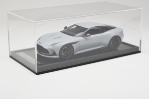 Aston Martin DB12 Nardo Gray MotorHelix 1:18 MH027NG Resina — immagine 6 di 7