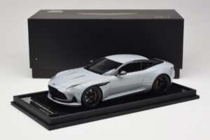 Aston Martin DB12 Nardo Gray MotorHelix 1:18 MH027NG Resina — immagine 7 di 7