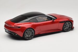 Aston Martin DB12 Hyper Red GT Spirit 1:18 GT936 Resina — immagine 2 di 6