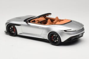 Aston Martin DB12 Volante Argento GT Spirit 1:18 GT945 Resina — immagine 5 di 6