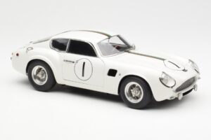 Aston Martin DB4 GT Zagato #1 24 Hours of Le Mans 1961 CMC 1:18 M-139 Pressofusione — immagine 4 di 6