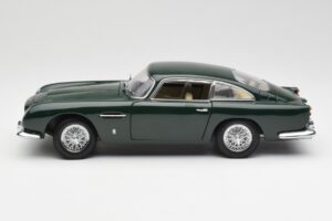 Aston Martin DB5 RHD Verde AUTOart 1:18 70024 Pressofusione — immagine 4 di 8