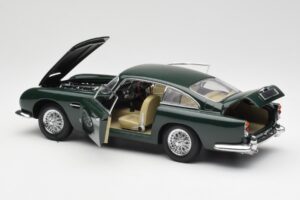 Aston Martin DB5 RHD Verde AUTOart 1:18 70024 Pressofusione — immagine 5 di 8