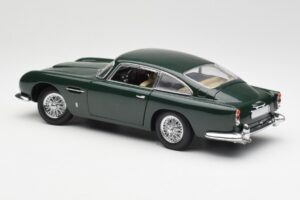 Aston Martin DB5 RHD Verde AUTOart 1:18 70024 Pressofusione — immagine 7 di 8
