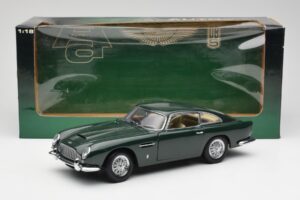 Aston Martin DB5 RHD Verde AUTOart 1:18 70024 Pressofusione — immagine 8 di 8