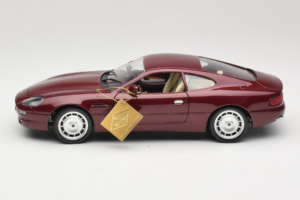 Aston Martin DB7 Rosso Guiloy 1:18 67550 Pressofusione — immagine 4 di 8