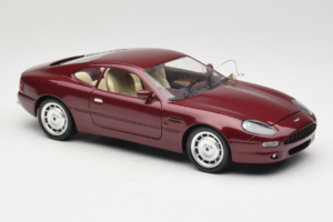Aston Martin DB7 Rosso Guiloy 1:18 67550 Pressofusione — immagine 6 di 8