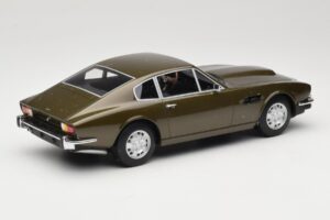 Aston Martin DBS Olive Verde CMR 1:18 CMR003 Pressofusione — immagine 2 di 6
