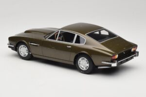 Aston Martin DBS Olive Verde CMR 1:18 CMR003 Pressofusione — immagine 5 di 6
