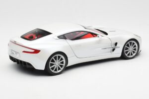 Aston Martin One-77 Morning Frost Bianco AUTOart 1:18 70244 Pressofusione — immagine 3 di 8