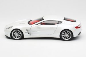 Aston Martin One-77 Morning Frost Bianco AUTOart 1:18 70244 Pressofusione — immagine 4 di 8