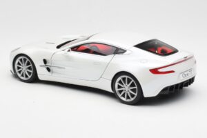Aston Martin One-77 Morning Frost Bianco AUTOart 1:18 70244 Pressofusione — immagine 7 di 8