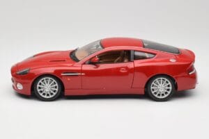 Aston Martin V12 Vanquish Rosso Bburago 1:18 34063 Pressofusione — immagine 4 di 8