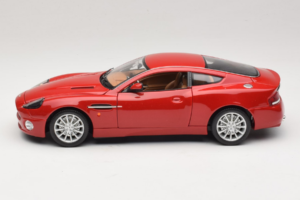 Aston Martin V12 Vanquish Rosso Bburago 1:18 33334063 Pressofusione — immagine 4 di 8