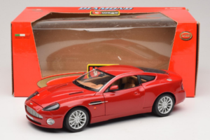 Aston Martin V12 Vanquish Rosso Bburago 1:18 33334063 Pressofusione — immagine 8 di 8