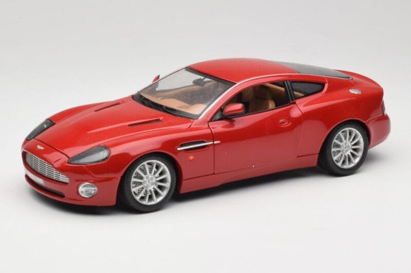 Aston Martin V12 Vanquish Rosso Bburago 1:18 34063 Pressofusione