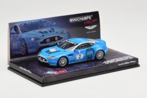 Aston Martin V12 Vantage #7 U. Bez / Porritt / R. Meaden / Mathai 24 Hours Nurburgring 2009 Minichamps 1:43 437091307 Pressof — immagine 2 di 4