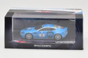 Aston Martin V12 Vantage #7 U. Bez / Porritt / R. Meaden / Mathai 24 Hours Nurburgring 2009 Minichamps 1:43 437091307 Pressof — immagine 4 di 4