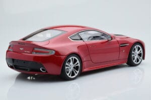 Aston Martin V12 Vantage Rosso AUTOart 1:18 70208 Pressofusione — immagine 3 di 8