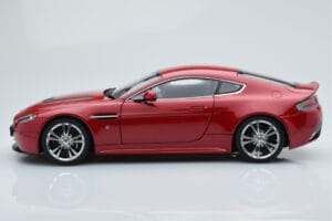 Aston Martin V12 Vantage Rosso AUTOart 1:18 70208 Pressofusione — immagine 4 di 8