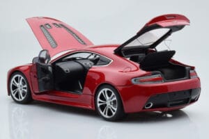 Aston Martin V12 Vantage Rosso AUTOart 1:18 70208 Pressofusione — immagine 5 di 8