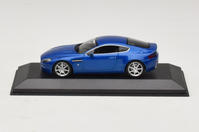 Aston Martin V8 Vantage Blue Metallic Minichamps 1:43 400137422 Pressofusione