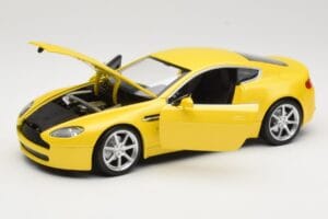 Aston Martin V8 Vantage Giallo Hot Wheels 1:18 G7159 Pressofusione — immagine 2 di 8