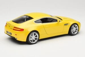 Aston Martin V8 Vantage Giallo Hot Wheels 1:18 G7159 Pressofusione — immagine 3 di 8