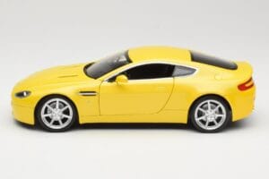 Aston Martin V8 Vantage Giallo Hot Wheels 1:18 G7159 Pressofusione — immagine 4 di 8