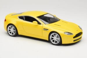Aston Martin V8 Vantage Giallo Hot Wheels 1:18 G7159 Pressofusione — immagine 6 di 8