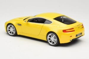 Aston Martin V8 Vantage Giallo Hot Wheels 1:18 G7159 Pressofusione — immagine 7 di 8