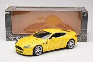 Aston Martin V8 Vantage Giallo Hot Wheels 1:18 G7159 Pressofusione — immagine 8 di 8