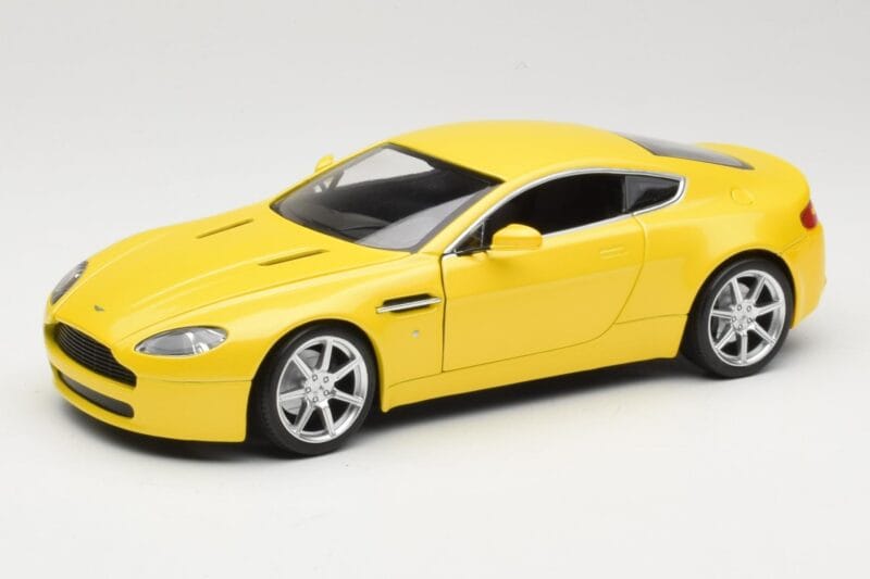 Aston Martin V8 Vantage Giallo Hot Wheels 1:18 G7159 Pressofusione