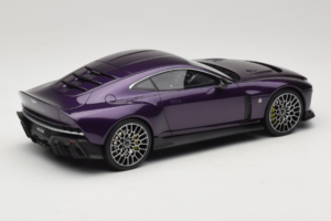 Aston Martin Valour Blu Scuro GT Spirit 1:18 GT944 Resina — immagine 2 di 6