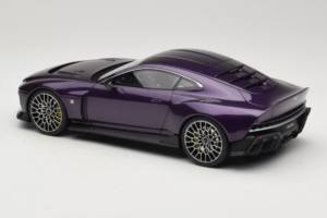 Aston Martin Valour Blu Scuro GT Spirit 1:18 GT944 Resina — immagine 5 di 6