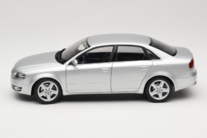 Audi A4 B7 Argento Minichamps 1:18 100014402 Pressofusione — immagine 4 di 8
